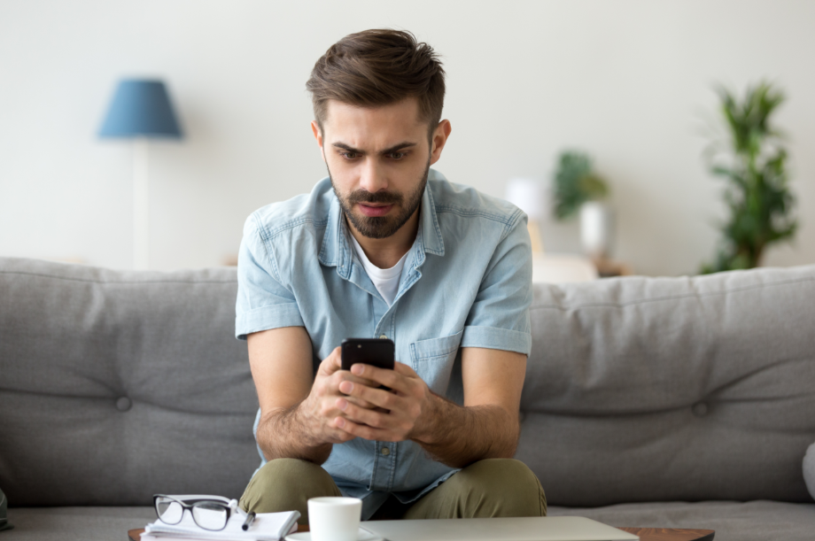 Podnikatel Kouká Do Telefonu