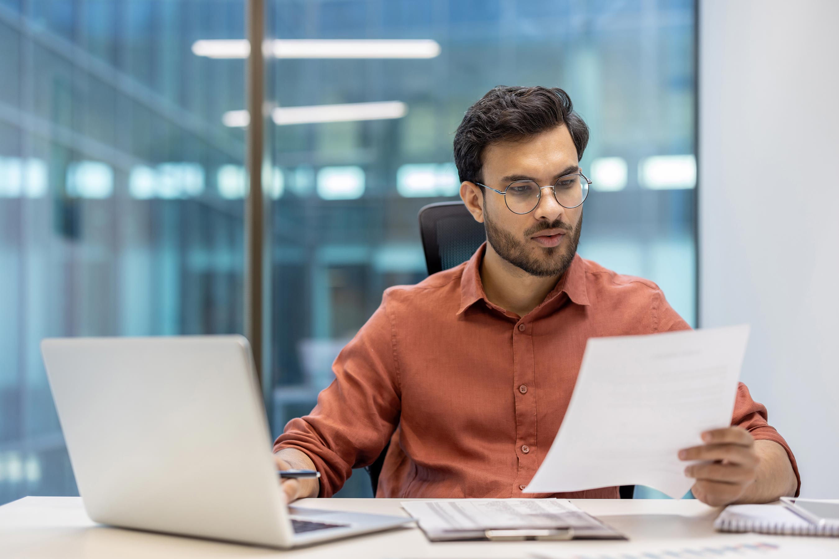 Muž Kouká Do Papírů